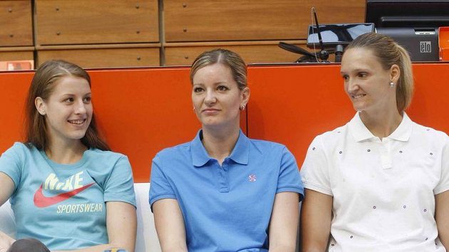 Basketbalistky zleva Kateřina Elhotová, Eva Vítečková a Petra Kulichová Basketbalistky zleva Kateřina Elhotová, Eva Vítečková a Petra Kulichová