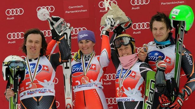 Čeští lyžaři Ondřej Bank, Šárka Záhrobská, Lucie Hrstková and Kryštof Krýzl (zleva) oslavují vítězství v týmové soutěži. Čeští lyžaři Ondřej Bank, Šárka Záhrobská, Lucie Hrstková and Kryštof Krýzl (zleva) oslavují vítězství v týmové soutěži.