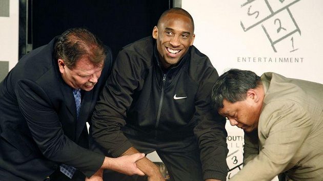 Basketbalista Kobe Bryant u chodníku slávy v Los Angeles Basketbalista Kobe Bryant u chodníku slávy v Los Angeles