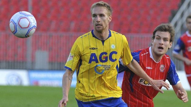 Teplický Antonín Rosa (vlevo) a Michael Rabušic z Brna hypnotizují letící míč v utkání 22. kola. Teplický Antonín Rosa (vlevo) a Michael Rabušic z Brna hypnotizují letící míč v utkání 22. kola.