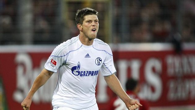 Klaas-Jan Huntelaar z Schalke se raduje z branky. Klaas-Jan Huntelaar z Schalke se raduje z branky.