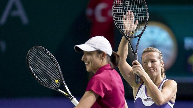 Deblový pár Květa Peschkeová (vpravo), Katarina Srebotniková ze Slovinska během Turnaje mistryň v Istanbulu. Deblový pár Květa Peschkeová (vpravo), Katarina Srebotniková ze Slovinska během Turnaje mistryň v Istanbulu.