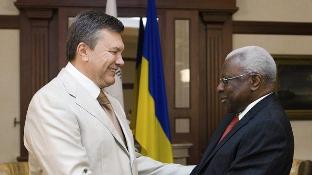 Ukrajinský prezident Viktor Janukovyč (vlevo) a prezident IIAF Lamine Diack Ukrajinský prezident Viktor Janukovyč (vlevo) a prezident IIAF Lamine Diack