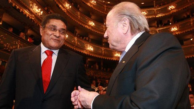 Bývalý fotbalista Eusébio (vlevo) a šéf FIFA Sepp Blatter Bývalý fotbalista Eusébio (vlevo) a šéf FIFA Sepp Blatter