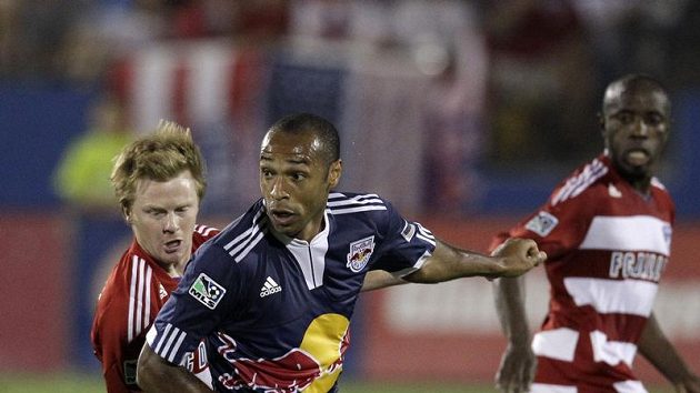 Francouzský fotbalista Thierry Henry (vpředu) v dresu New York Red Bull v utkání MLS proti Dalasu. Francouzský fotbalista Thierry Henry (vpředu) v dresu New York Red Bull v utkání MLS proti Dalasu.