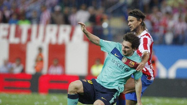Obránce Atlétika Tomáš Ujfaluši (vpravo) fauluje hvězdu Barcelony Lionela Messiho. Obránce Atlétika Tomáš Ujfaluši (vpravo) fauluje hvězdu Barcelony Lionela Messiho.