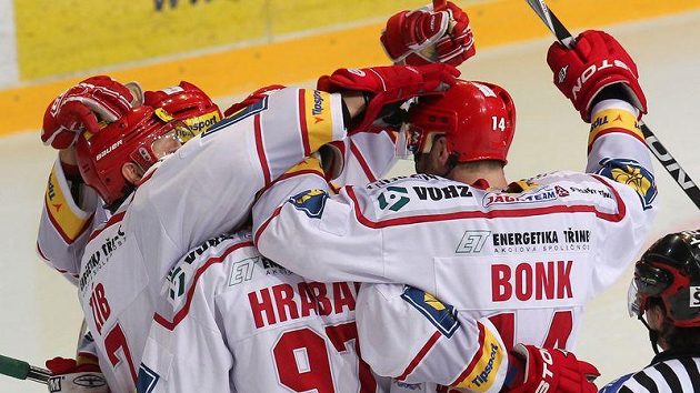 Hokejisté Třince oslavují jednu z branek proti Vítkovicím Hokejisté Třince oslavují jednu z branek proti Vítkovicím