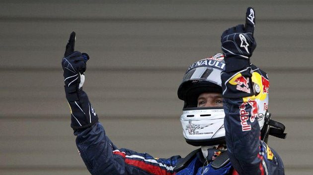 Sebastian Vettel se raduje, v Japonsku obhájil titul mistra světa vozů formule 1. Sebastian Vettel se raduje, v Japonsku obhájil titul mistra světa vozů formule 1.