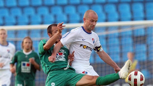 Martin Lukeš z Baníku Ostrava (vpravo) bojuje o míč s Guranem Gurešidzem z WIT Georgia Tbilisi v předkole Evropské ligy. Martin Lukeš z Baníku Ostrava (vpravo) bojuje o míč s Guranem Gurešidzem z WIT Georgia Tbilisi v předkole Evropské ligy.