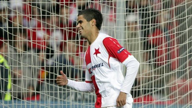 Tijani Belaid v dresu Slavie. Tijani Belaid v dresu Slavie.