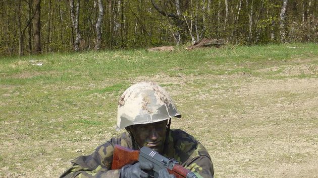 Běžec na lyžích Martin Jakš dočasně vyměnil lyže za samopal. Běžec na lyžích Martin Jakš dočasně vyměnil lyže za samopal.