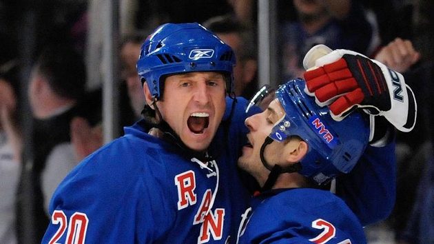 Václav Prospal (vlevo) se raduje se svým spoluhráčem z New York Rangers Ryanem Callahanem z branky. Václav Prospal (vlevo) se raduje se svým spoluhráčem z New York Rangers Ryanem Callahanem z branky.