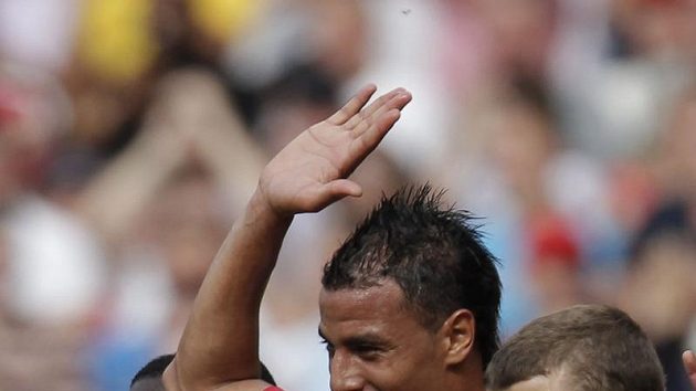 Útočník Arsenalu Marván Šamach (uprostřed) se raduje z branky se svými spoluhráči. Útočník Arsenalu Marván Šamach (uprostřed) se raduje z branky se svými spoluhráči.