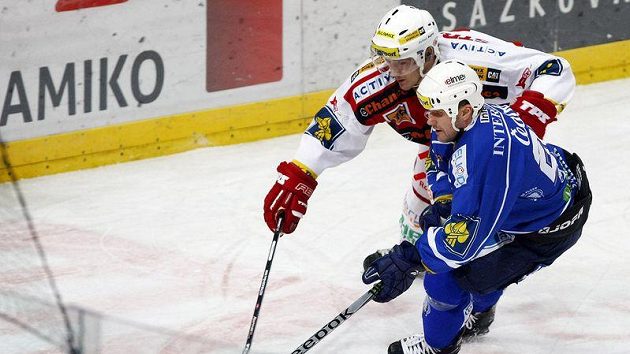 Marek Tomica ze Slavie se snaží sebrat kotouč Martinu Strakovi z Plzně. Marek Tomica ze Slavie se snaží sebrat kotouč Martinu Strakovi z Plzně.