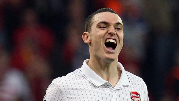 Obránce anglického Arsenalu Thomas Vermaelen už letos do hry nezasáhne. Obránce anglického Arsenalu Thomas Vermaelen už letos do hry nezasáhne.