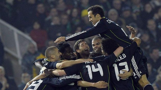 Fotbalisté Realu Madrid oslavují jednu z branek na hřišti Santanderu. Fotbalisté Realu Madrid oslavují jednu z branek na hřišti Santanderu.