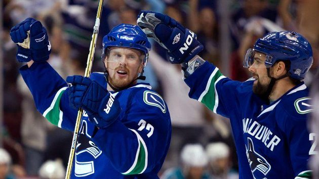 Daniel Sedin (vlevo) oslavuje jeden ze svých gólů proti San Jose Daniel Sedin (vlevo) oslavuje jeden ze svých gólů proti San Jose