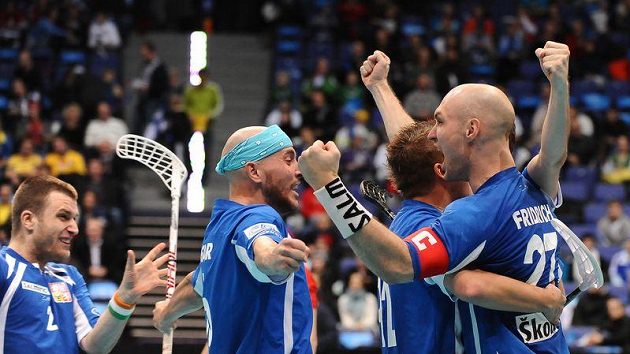 Radost českých florbalistů po výhře v duelu o bronz nad Švýcarskem. Radost českých florbalistů po výhře v duelu o bronz nad Švýcarskem.