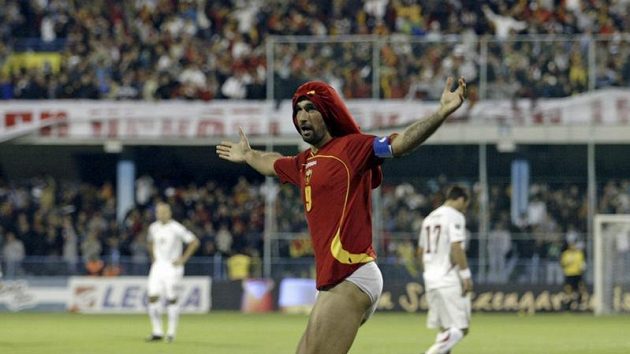 Mirko Vucinic oslavuje gól do švýcarské sítě - s trenýrkami na hlavě. K dispozici bude i proti Anglii. Mirko Vucinic oslavuje gól do švýcarské sítě - s trenýrkami na hlavě. K dispozici bude i proti Anglii.