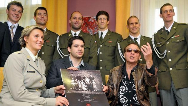Z křestu kalendáře Dukla 2011 fotografa Jana Saudka (vpředu vpravo). Vpředu vlevo je oštěpařka Barbora Špotáková, uprostřed s kalendářem střelec Tomáš Caknakis. Z křestu kalendáře Dukla 2011 fotografa Jana Saudka (vpředu vpravo). Vpředu vlevo je oštěpařka Barbora Špotáková, uprostřed s kalendářem střelec Tomáš Caknakis.