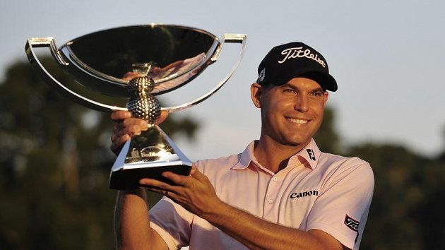 Bill Haas s trofejí pro vítěze. Bill Haas s trofejí pro vítěze.