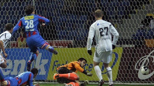 Marián Čišovský z Plzně (vlevo) střílí gól do hradecké sítě. Marián Čišovský z Plzně (vlevo) střílí gól do hradecké sítě.