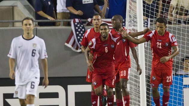 Fotbalisté Panamy se radují z branky proti USA. Fotbalisté Panamy se radují z branky proti USA.
