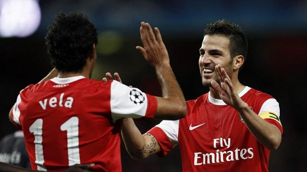 Carlos Vela (vlevo) a Cesc Fabregas z Arsenalu se radují z branky.v Carlos Vela (vlevo) a Cesc Fabregas z Arsenalu se radují z branky.v