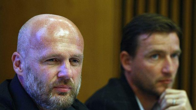 Trenér národního týmu Michal Bílek (vlevo) a manažer Vladimír Šmicer se snahou o návrat Jarošíka a Ujfalušiho nepochodili. Trenér národního týmu Michal Bílek (vlevo) a manažer Vladimír Šmicer se snahou o návrat Jarošíka a Ujfalušiho nepochodili.