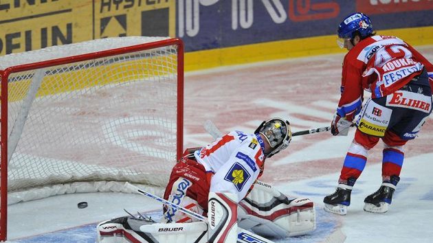 Petr Koukal z Pardubic (vpravo) dává druhý gól brankáři Slavie Stanislavu Nerudovi z trestného střílení. Petr Koukal z Pardubic (vpravo) dává druhý gól brankáři Slavie Stanislavu Nerudovi z trestného střílení.