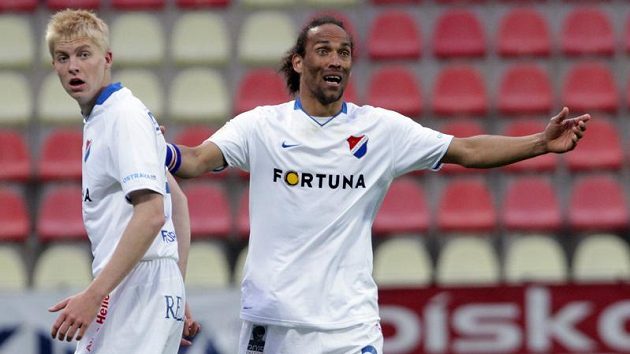 Fernando Neves (vpravo) ještě v dresu Baníku. Fernando Neves (vpravo) ještě v dresu Baníku.