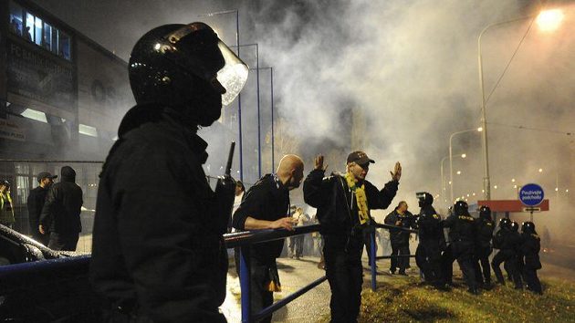 Zákrok policie proti fotbalovým výtržníkům v Ostravě Zákrok policie proti fotbalovým výtržníkům v Ostravě