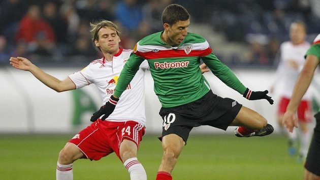 Christoph Leitgeb ze Salcburku (blevo) bojuje o míč s Oscarem de Marcosem z Athletic Bilbao. Christoph Leitgeb ze Salcburku (blevo) bojuje o míč s Oscarem de Marcosem z Athletic Bilbao.