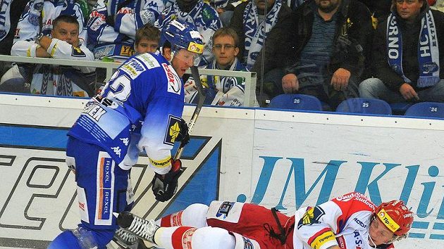 U hrazení bojují brněnský hráč Radim Bičánek (vlevo) a Jakub Langhammer z Českých Budějovic. U hrazení bojují brněnský hráč Radim Bičánek (vlevo) a Jakub Langhammer z Českých Budějovic.