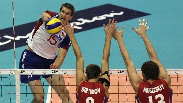 Jan Štokr (vlevo) smečuje přes dvojici ruských hráčů Jan Štokr (vlevo) smečuje přes dvojici ruských hráčů