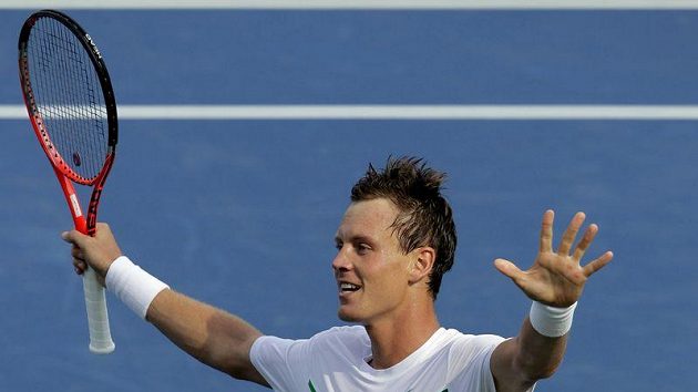 Tomáš Berdych se raduje z postupu přes Rogera Federera na turnaji v Cincinnati. Tomáš Berdych se raduje z postupu přes Rogera Federera na turnaji v Cincinnati.
