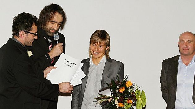 Ondřej Vetchý a Jakub Kohák právě přetahují mladoboleslavského Lukáše Opielu do Slavoje Houslice... Ondřej Vetchý a Jakub Kohák právě přetahují mladoboleslavského Lukáše Opielu do Slavoje Houslice...