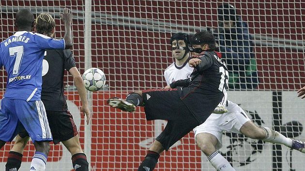 Souboj dvou mužů s maskou - Michael Ballack střílí na Petra Čecha. Souboj dvou mužů s maskou - Michael Ballack střílí na Petra Čecha.