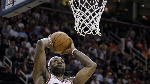 LeBron James střílí koš New Yorku. LeBron James střílí koš New Yorku.