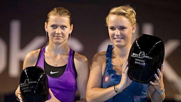 Lucie Šafářová (vlevo) a Caroline Wozniacká po finálovém duelu v Kodani. Lucie Šafářová (vlevo) a Caroline Wozniacká po finálovém duelu v Kodani.