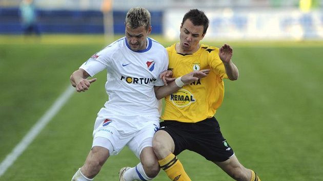 Radim Řezník z Baníku Ostrava (vlevo) bojuje o míč s Janem Moravcem z Bohemians 1905. Radim Řezník z Baníku Ostrava (vlevo) bojuje o míč s Janem Moravcem z Bohemians 1905.