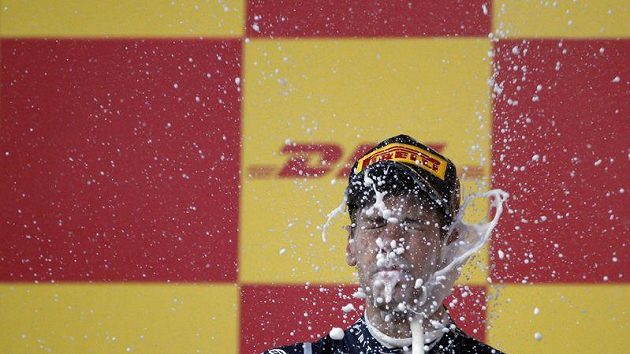Sebastian Vettel si stupně vítězů užívá. Sebastian Vettel si stupně vítězů užívá.