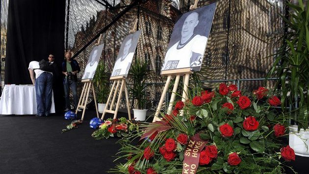 Velké fotografie tří českých hokejistů, kteří tragicky zahynuli, vystavené na Staroměstském náměstí Velké fotografie tří českých hokejistů, kteří tragicky zahynuli, vystavené na Staroměstském náměstí