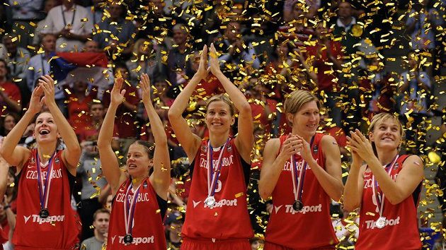 České basketbalistky se radují ze stříbrných medailí České basketbalistky se radují ze stříbrných medailí
