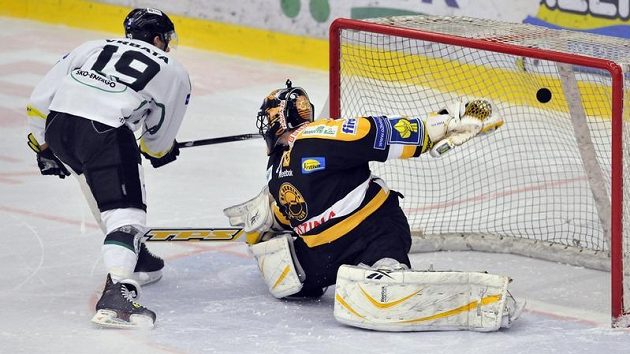 Rozhodující samostatný nájezd. David Vrbata (vlevo) z Mladé Boleslavi a brankář Petr Franěk z Litvínova. Rozhodující samostatný nájezd. David Vrbata (vlevo) z Mladé Boleslavi a brankář Petr Franěk z Litvínova.