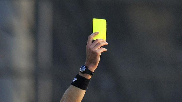 Tomáš Řepka dostává od Romana Hrubeše žlutou kartu v utkání s Jabloncem Tomáš Řepka dostává od Romana Hrubeše žlutou kartu v utkání s Jabloncem