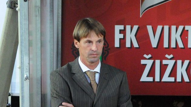 Nový trenér Slavie František Straka během zápasu na Žižkově Nový trenér Slavie František Straka během zápasu na Žižkově