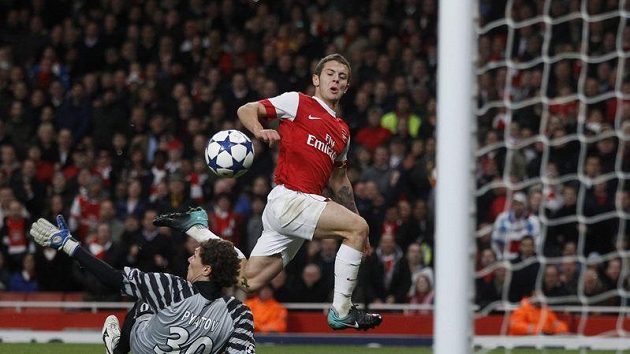 Osmnáctiletý talent z Arsenalu Jack Wilshere střílí přes bezmocného gólmana Šachtaru Doněck Andrije Pjatova svůj premiérový gól v Lize mistrů. Osmnáctiletý talent z Arsenalu Jack Wilshere střílí přes bezmocného gólmana Šachtaru Doněck Andrije Pjatova svůj premiérový gól v Lize mistrů.