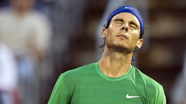 Zklamaný Rafael Nadal opouští kurt v Montrealu. Zklamaný Rafael Nadal opouští kurt v Montrealu.
