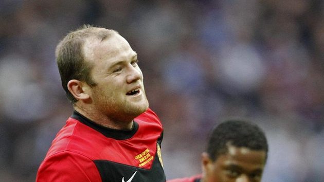 Wayne Rooney oslavuje gól proti Aston Ville ve finále Ligového poháru. Wayne Rooney oslavuje gól proti Aston Ville ve finále Ligového poháru.
